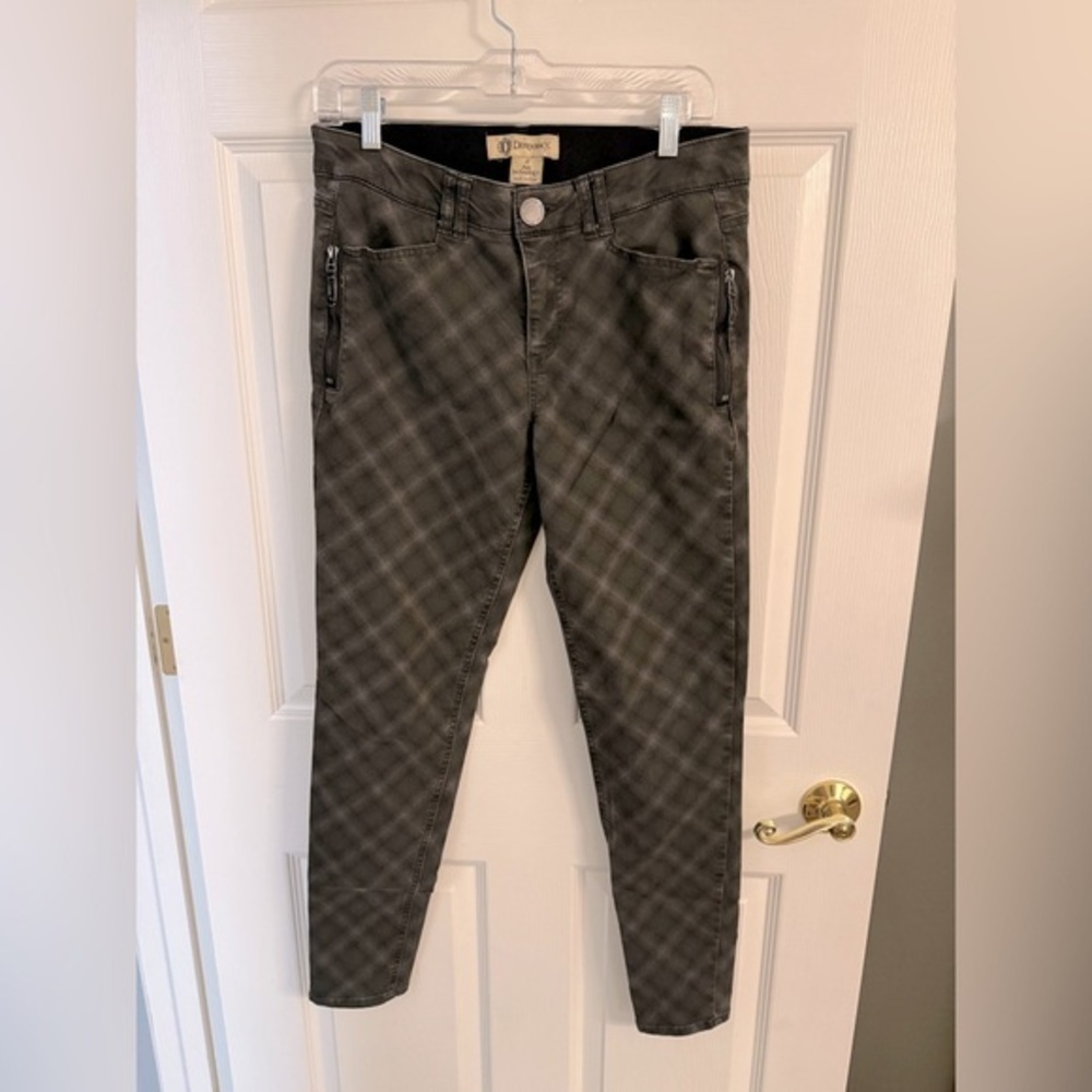 Democracy Women's Green/Black Plaid Straight Leg Pants